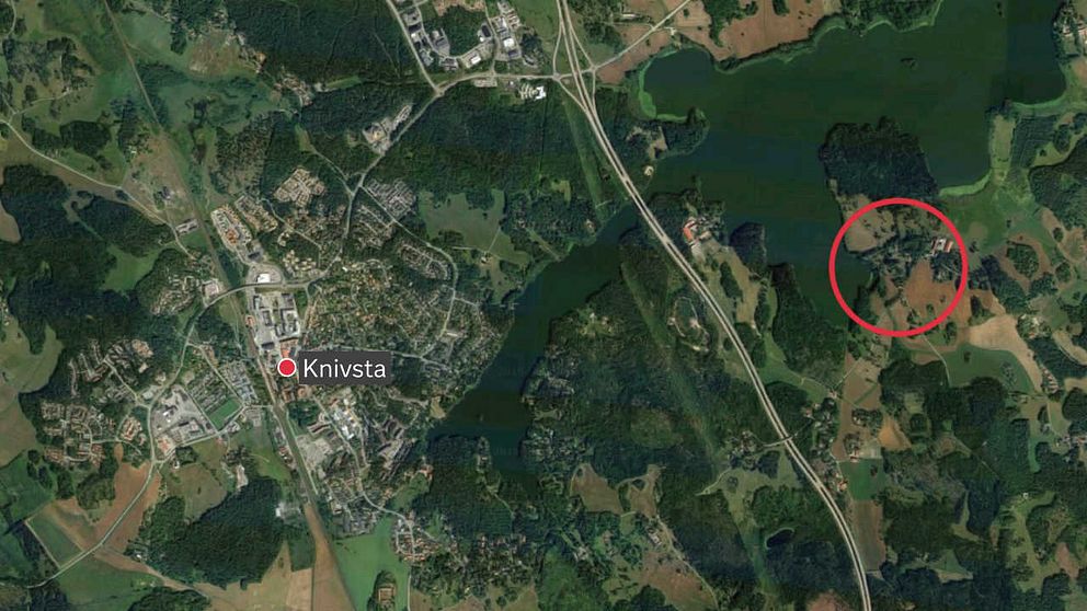 Karta. Kroppen påträffades i Ledinge, öster om Knivsta.