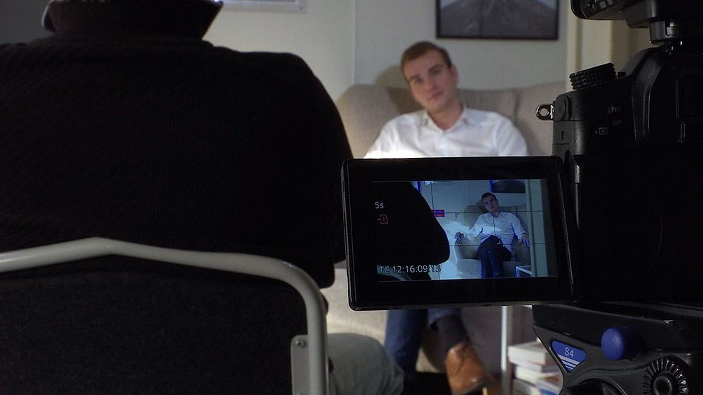 En avhoppad yrkeskriminell sitter med ryggen mot kameran och berättar för SVT:s reporter att han känner sig hotad.