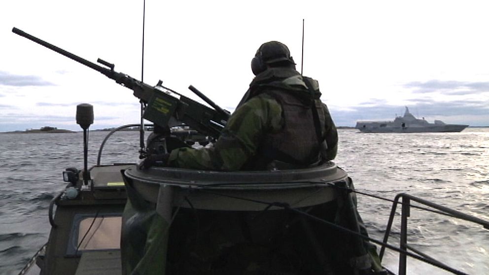 Försvarets personal under den pågående operationen i Stockholms skärgård.