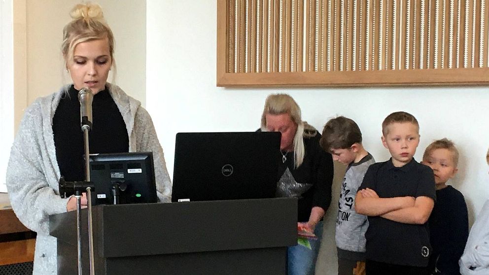 Föräldrar står i talarstolen under fullmäktige i Östersund