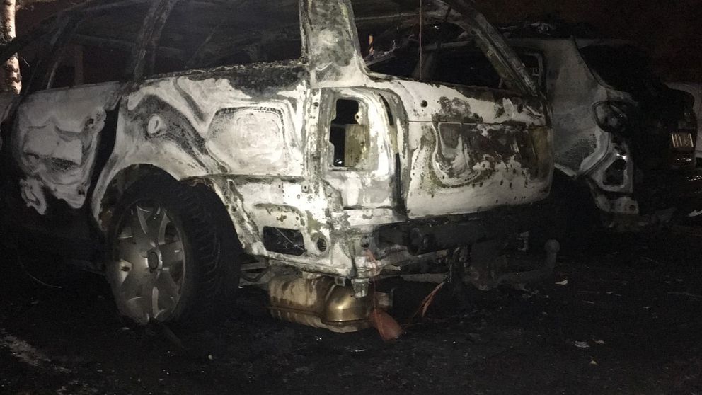 Två bilar totalförstördes vid vad som misstänks vara en anlagd brand på Körfältet under natten mot fredagen.