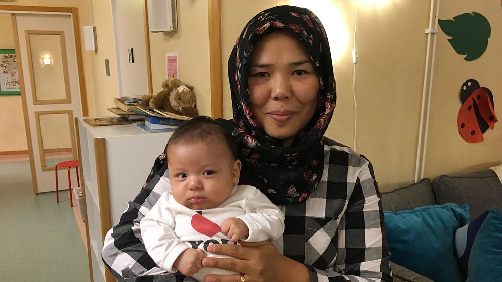 Zahra Ali Zada med sonen Armin två månader.