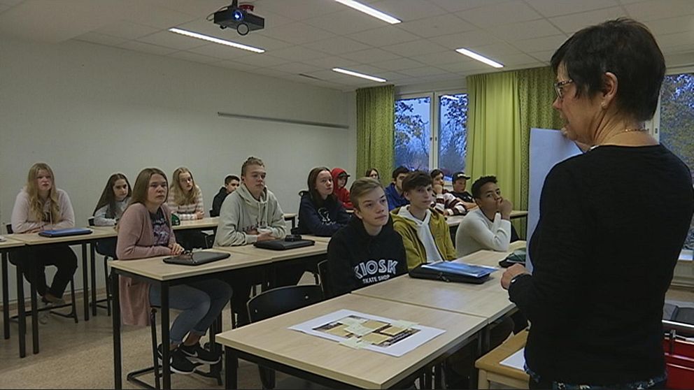 Lärare står inför klass 8C i Mellringeskolan.