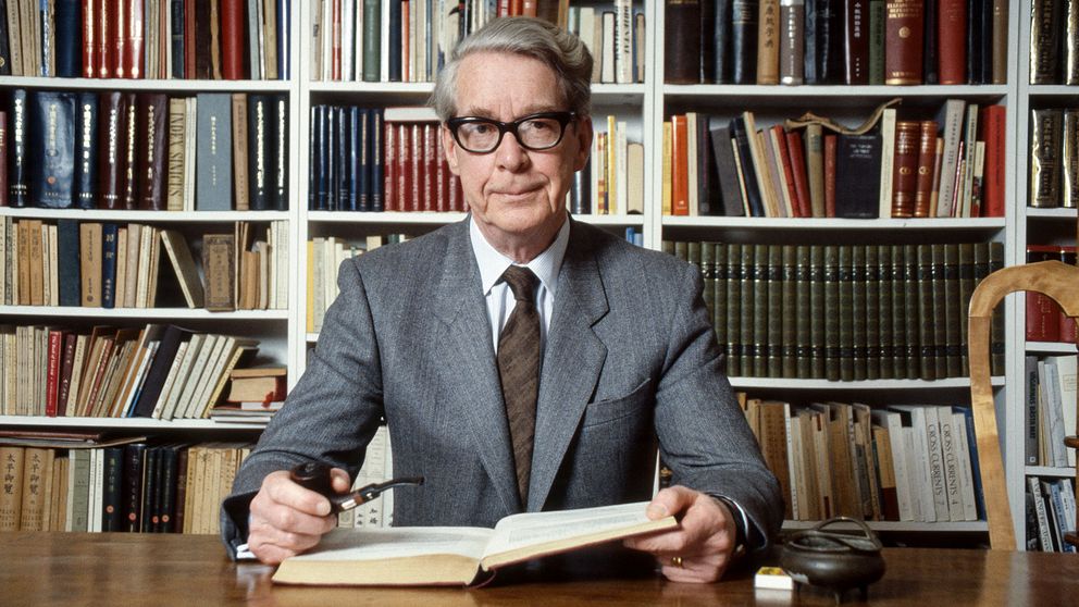 Akademiledamoten och professorn i sinologi, Göran Malmqvist, avled på fredagen. Här syns han inför en intervju med SVT 1989.