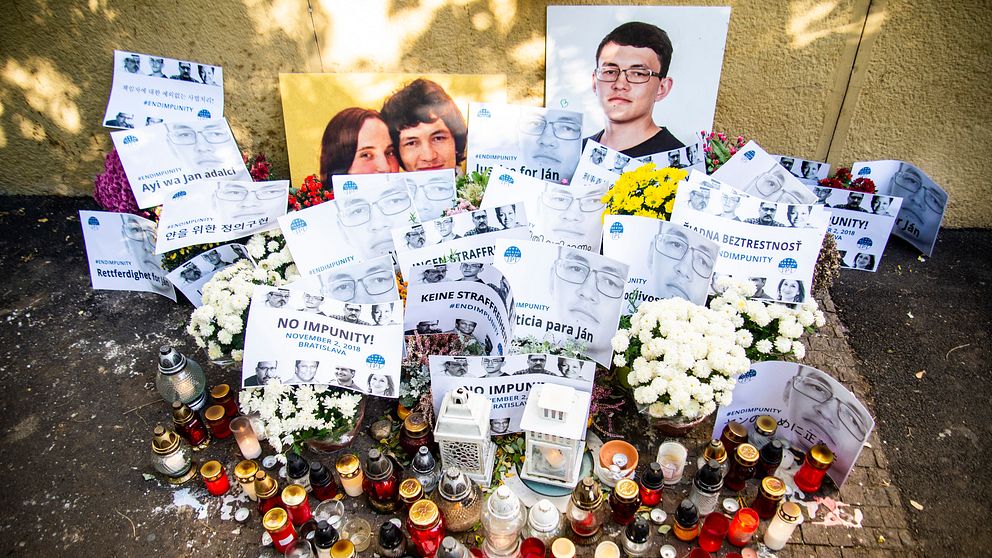 Sörjande tänder ljus för att hedra årsdagen av morden på Jan Kuciak och Martina Kusnirova.