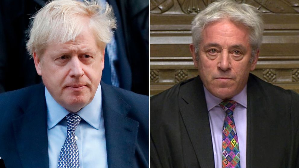 Storbritanniens premiärminister Boris Johnson utanför Downing street. i bilden bredvid, talmannen i parlamentet, John Bercow som under måndagen kommit fram till att underhuset inte borde rösta om Johnsons brexitavtal igen eftersom omständigheterna inte förändrats tillräckligt sedan lördagens omröstning.