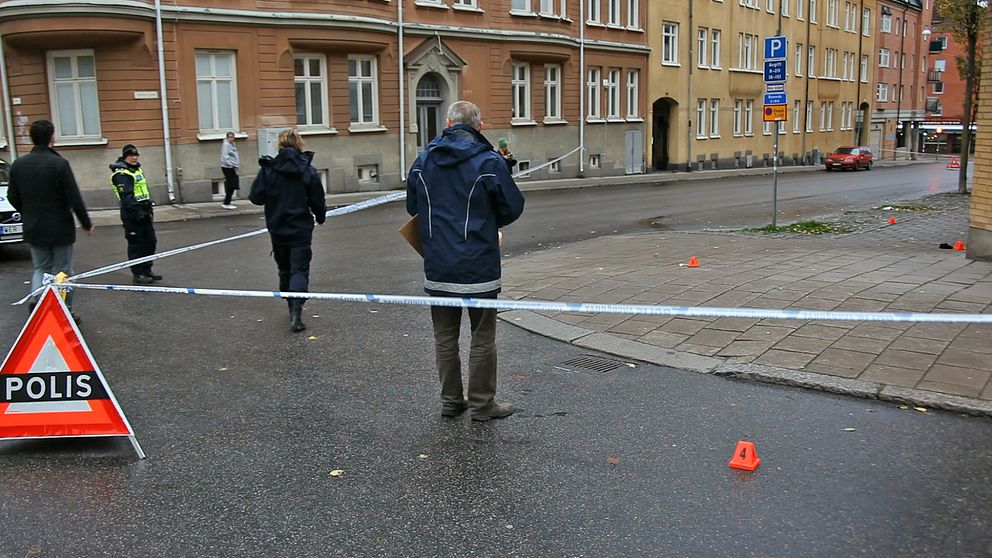 En man i 30-årsåldern har förts med ambulans till sjukhus efter ett större bråk utomhus i Norrköping.