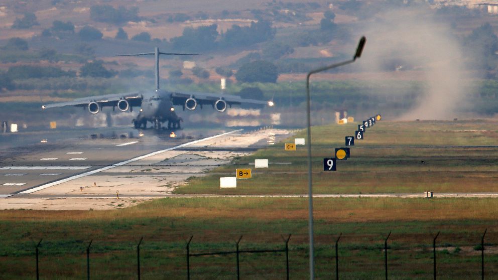 Amerikanskt militärt transportflygplan landar på den turkiska flygbasen Incirlik i Turiket. Arkivbild.