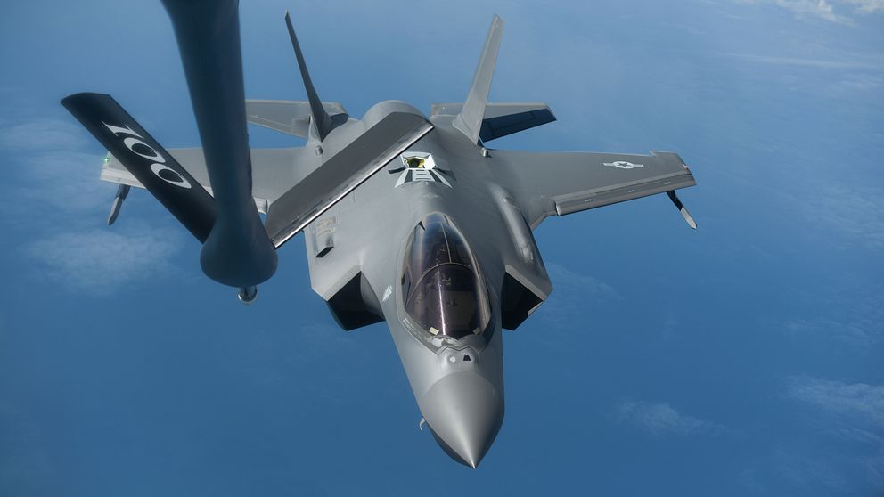 Amerikanskt F-35A Lightning stridsflygplan lufttankas över Östersjön den 13 juli 2019.