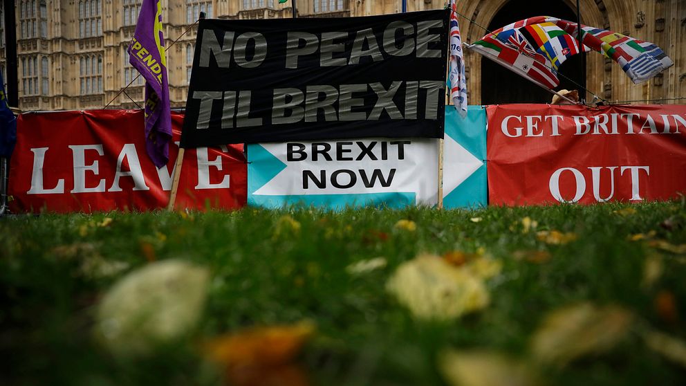 Skyltar med budskap för en snabb brexit, utanför parlamentet i London.