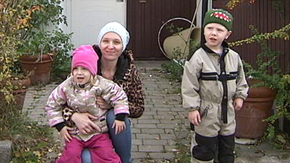 Delar av familjen Dahlberg utanför sitt hus i Fittja.