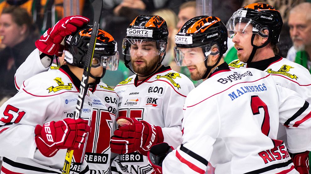 Örebros Ryan Stoa jublar med lagkamrater efter 1-2 under ishockeymatchen i SHL mellan Rögle och Örebro den 26 oktober 2019 i Ängelholm.