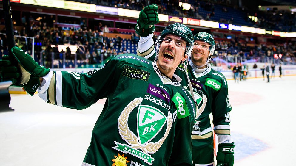 Färjestads Sebastian Erixon och Jesper Olofsson jublar och tackar publiken efter vinsten i ishockeymatchen i SHL mellan Färjestad och HV71 den 26 oktober 2019 i Karlstad.