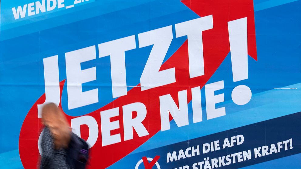 Kvinna som går förbi en valaffisch från partiet Alternativ för Tyskland (AFD) under valet i tyska Thüringen. Det tyska vänsterpartiet Die Linke blev största parti i valet men högernationalistiska AFD ökade kraftigt i valet.