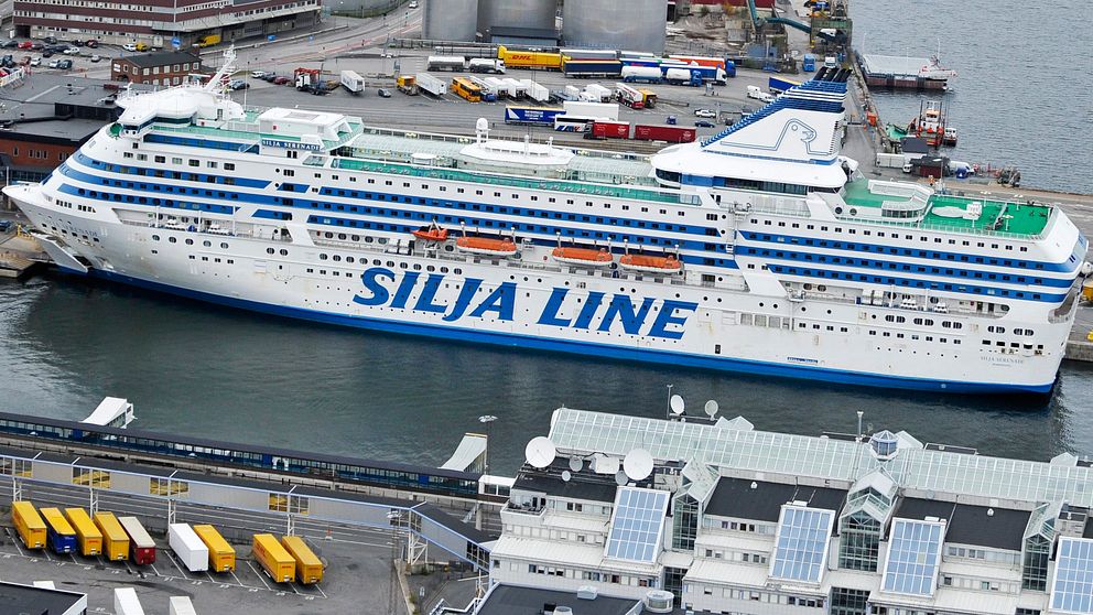 Ett fartyg som körs av företaget Silja Line som ligger förankrat vid Värtahamnen i Stockholm.