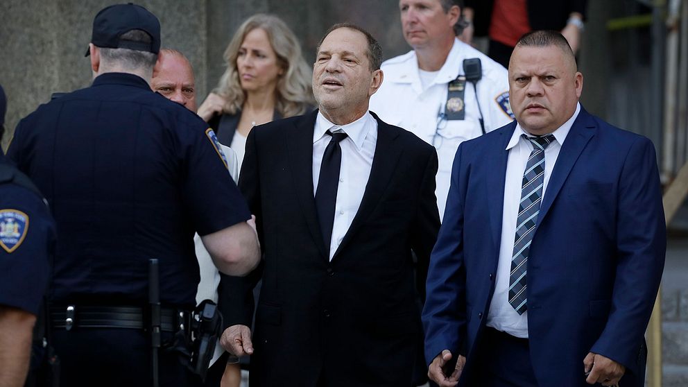 Harvey Weinstein lämnar en rättegångsförhandling i New York i augusti.