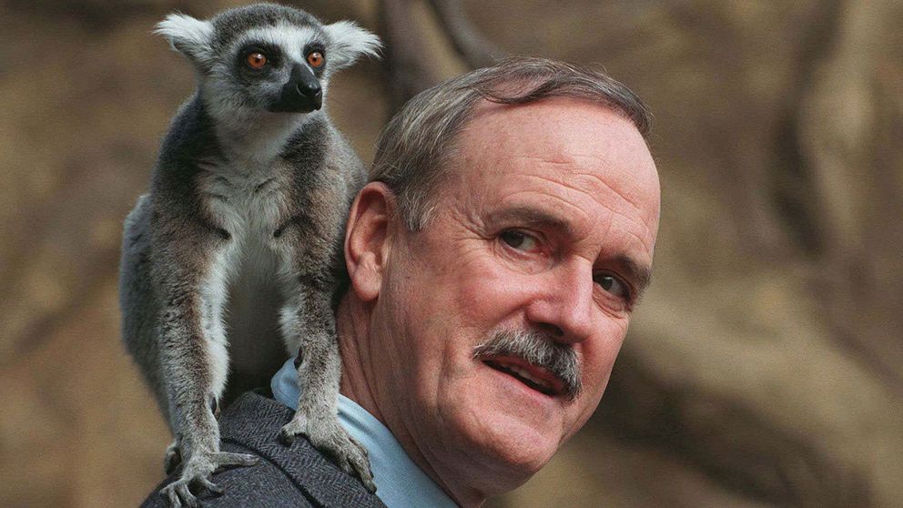John Cleese med lemur