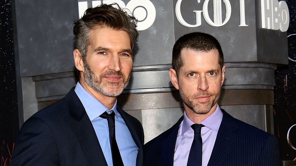 David Benioff och DB Weiss på röda mattan iklädda kostym.