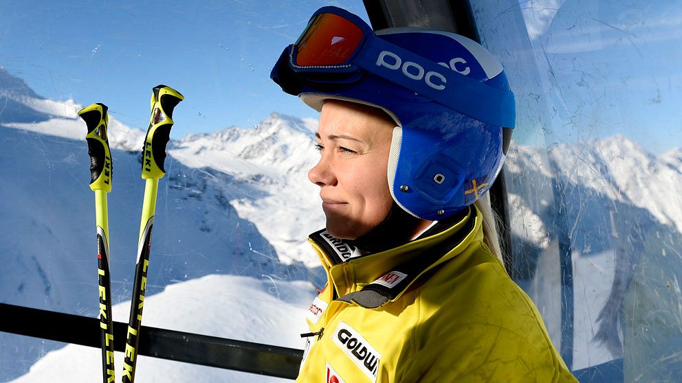 Frida Hansdotter på väg upp i liften i Sölden