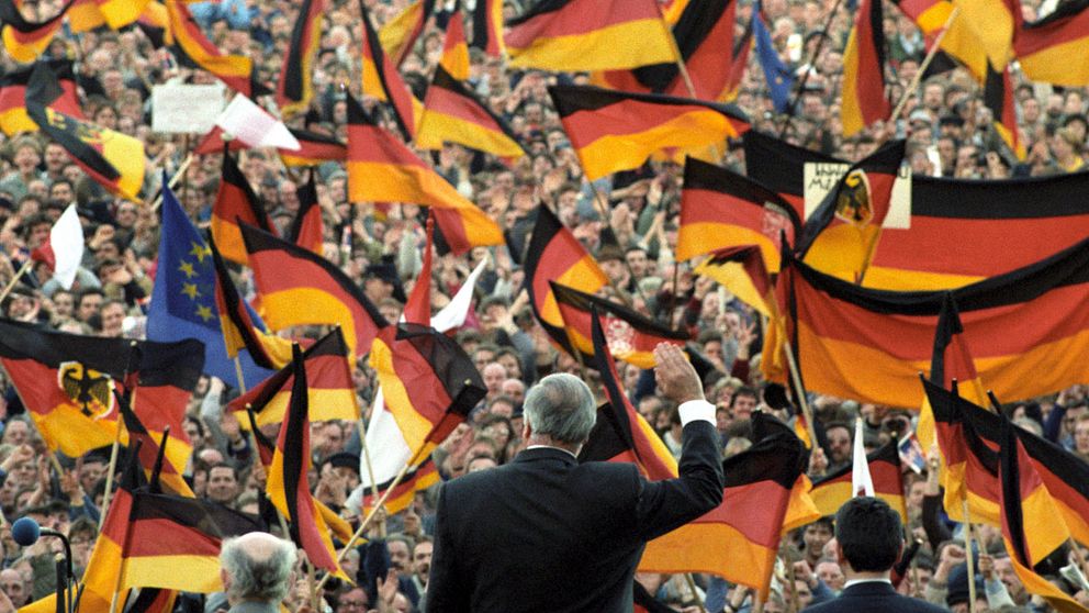 Helmut Kohls valframträdanden i Östtyskland våren 1990 samlade över hundratusen deltagare vid varje möte. Hans bejublade löfte var att införa den åtrådda västtyska D-marken, som dock fick katastrofala följder för DDR:s näringsliv.