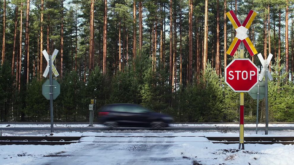 En oskyddad järnvägsövergång utan bommar, ljud och ljussignaler.