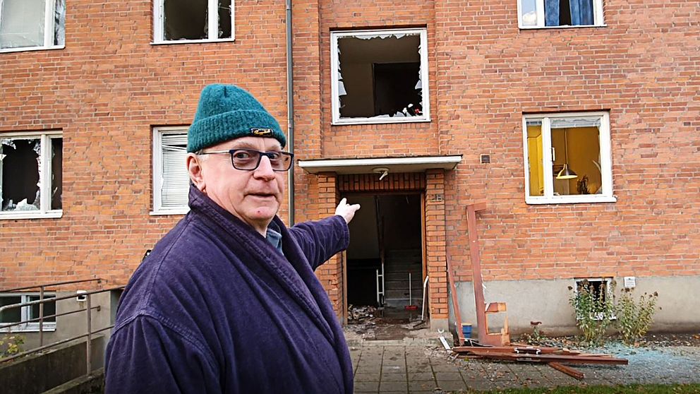 Lars-Olof Olsson bor i ett av de hus som drabbades av explosioner i Helsingborg i natt.