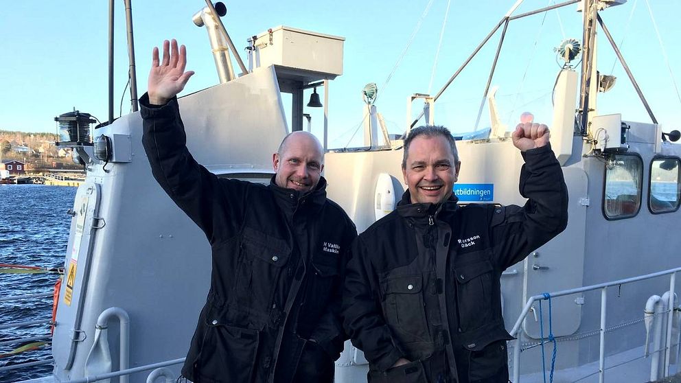 Henrik och Raymond, lärare på sjöfartsutbildningen i Härnösand, är glada i dag efter klartecknet om att utbildningen återupptas.