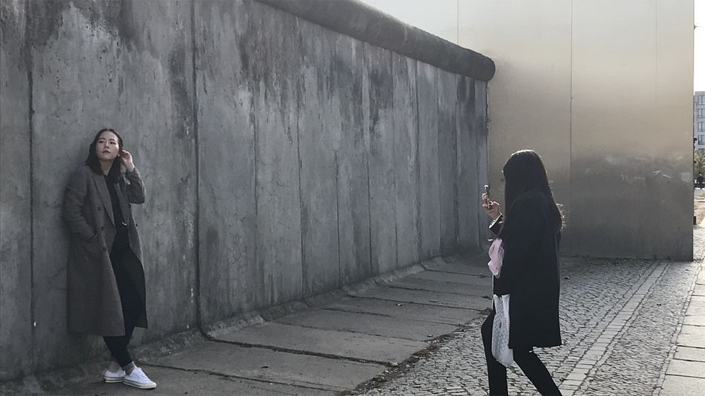 De delar av Berlinmuren som finns bevarade är populära motiv bland turister. Man väntar sig en miljon besökare under minnesveckan.