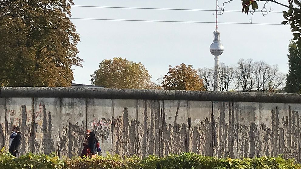 Berlinmuren delade staden över en natt 1961 för att stoppa massutvandringen från DDR. Trettio år senare öppnades gränsen.