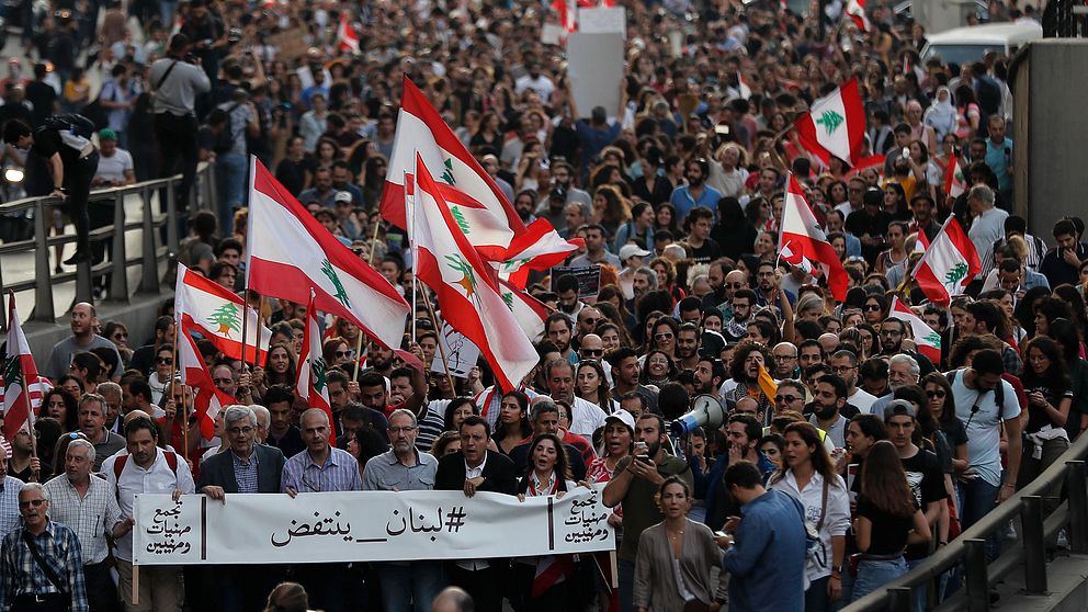 Demonstranter i Beirut blockerar vägarna i staden