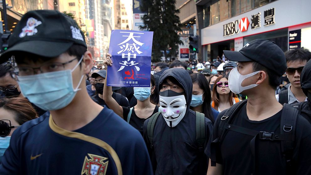 Maskerade protestanter i Hong Kong mot regionens och Fastlandskinas styre.