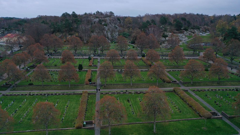 I klippet ses kyrkogården i skymningen på Alla helgons dag.