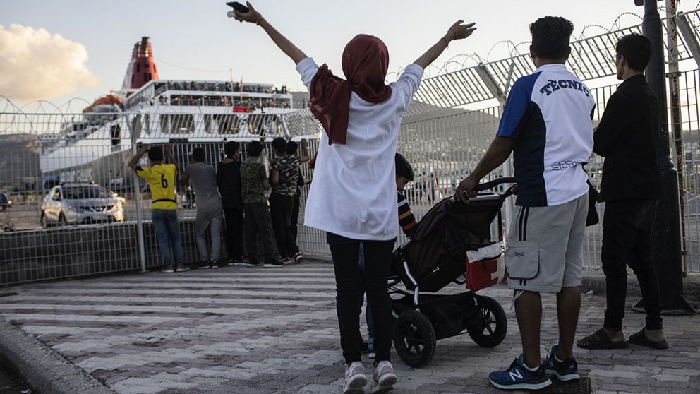 Grekland har börjat att omplacera migranter och flyktingar till fastlandet från de överfulla lägren på öarna.