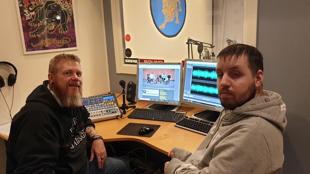 Handledaren Peter och programledaren Daniel sitter utanför studion vid mixerbordet.