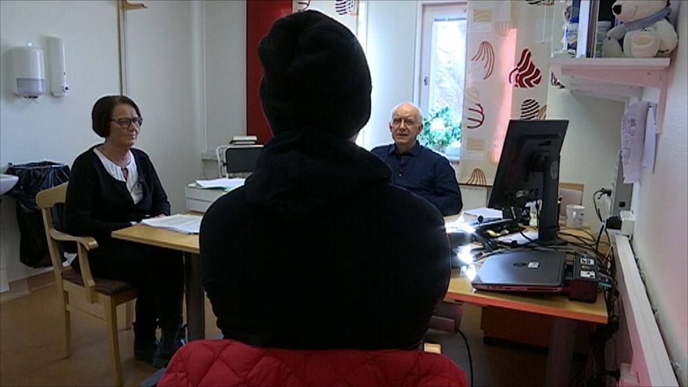 Magnus, hans mamma Susanne och läkaren Håkan sitter och diskuterar hos läkaren.