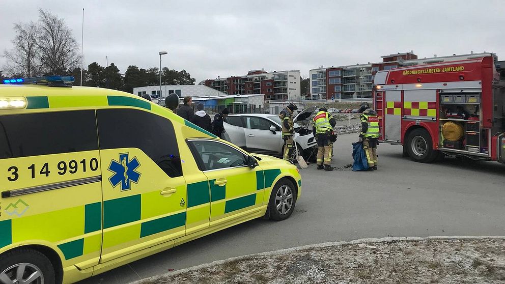En ambulans, en krockad bil och en brandbil