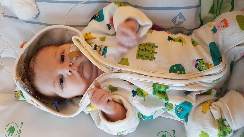 Bebisen Walder på sjukhus i pyjamas.