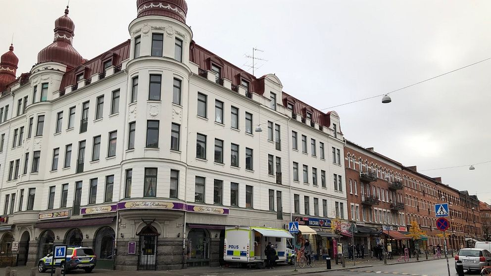 Poliser finns vid Möllevångstorget under söndagen för att prata med vittnen.