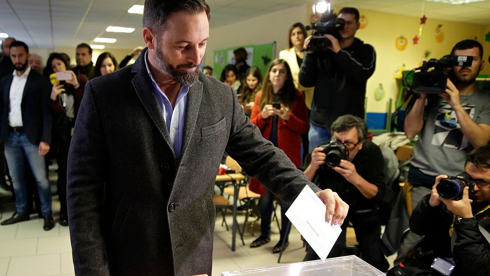 Santiago Abascal, som leder nationalistpartiet Vox, blev den store segerherren i söndagens spanska nyval. Här röstar han i Madrid.