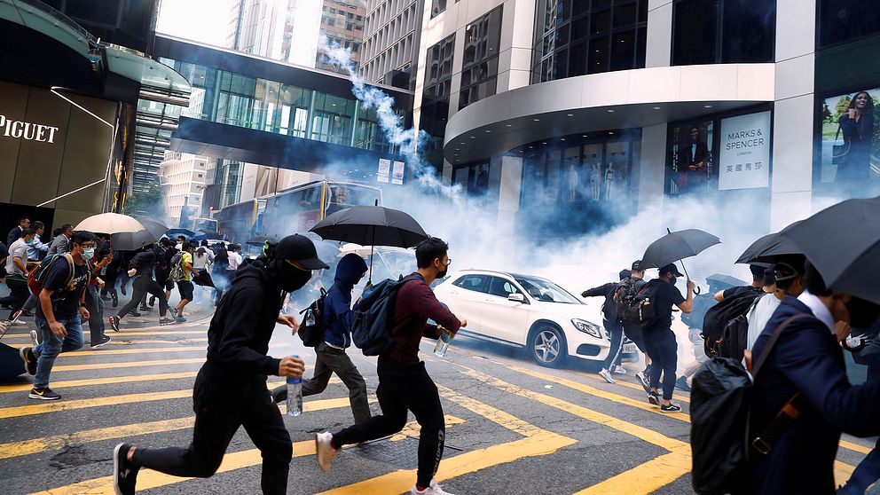 Demonstranter i Hongkong flyr undan tårgas.