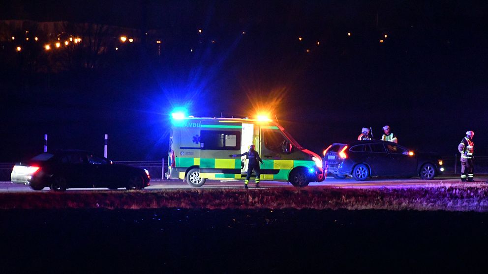 Ambulans på plats vid olyckan på väg 11 utanför Dalby.
