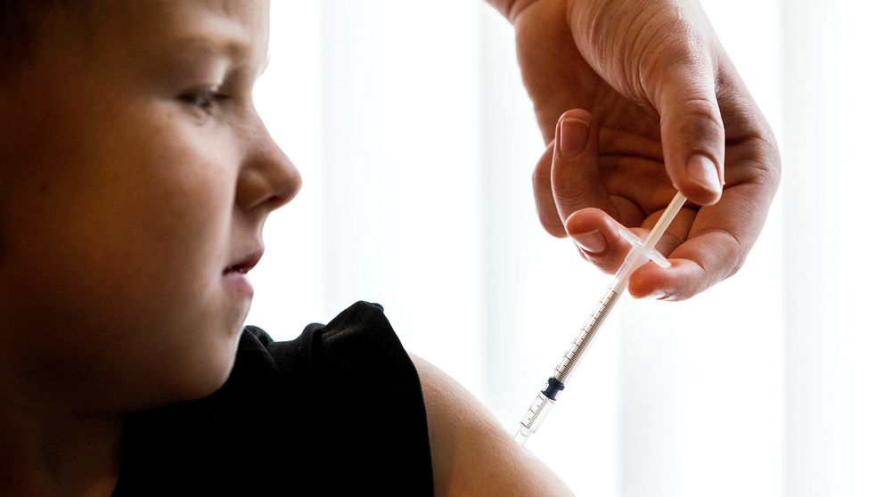 Barn som får en vaccinationsspruta i överarmen.