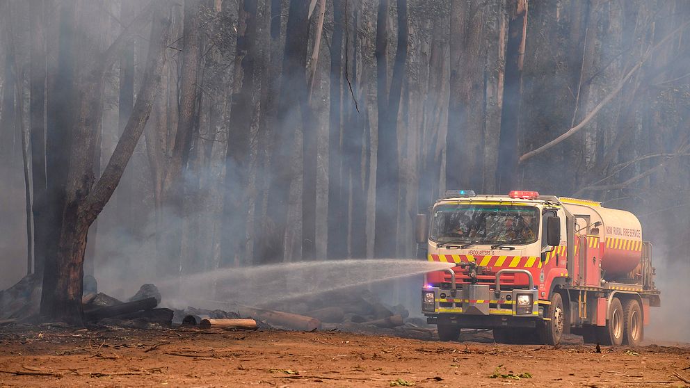 Brandbil som bekämpar skogsbränderna i Australien