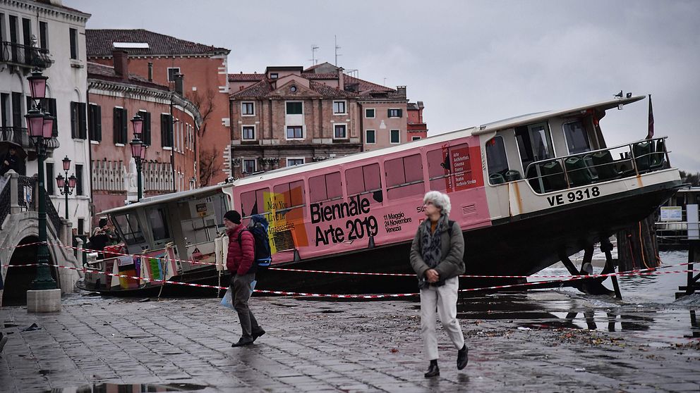 En båt i Venedig som drabbats av översvämningarna.