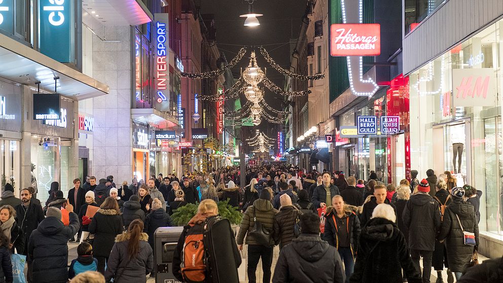 Människor som julhandlar på Drottninggatan i Stockholm