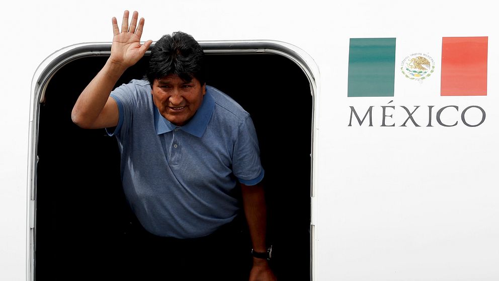 Den före detta president i Bolivia, Evo Morales, anländer till Mexiko City efter att ha fått asyl i landet.