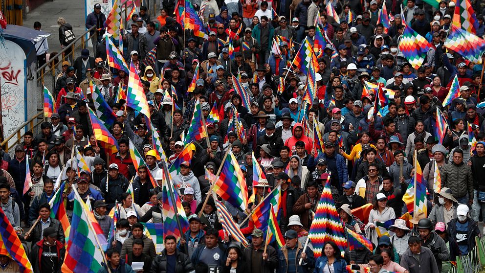 Demonstranter i Bolivia som stödjer tidigare presidenten Evo Morales i La Paz Bolivia.
