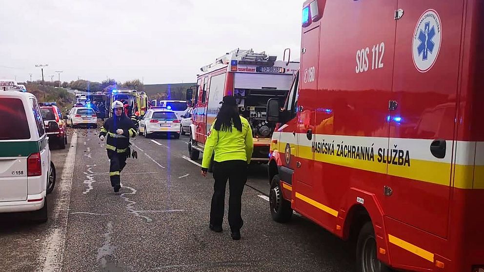 Räddningsarbete pågår vid den buss som kolliderat med en lastbil utanför staden Nitranske Hrnciarovce i Slovakien på onsdagen.