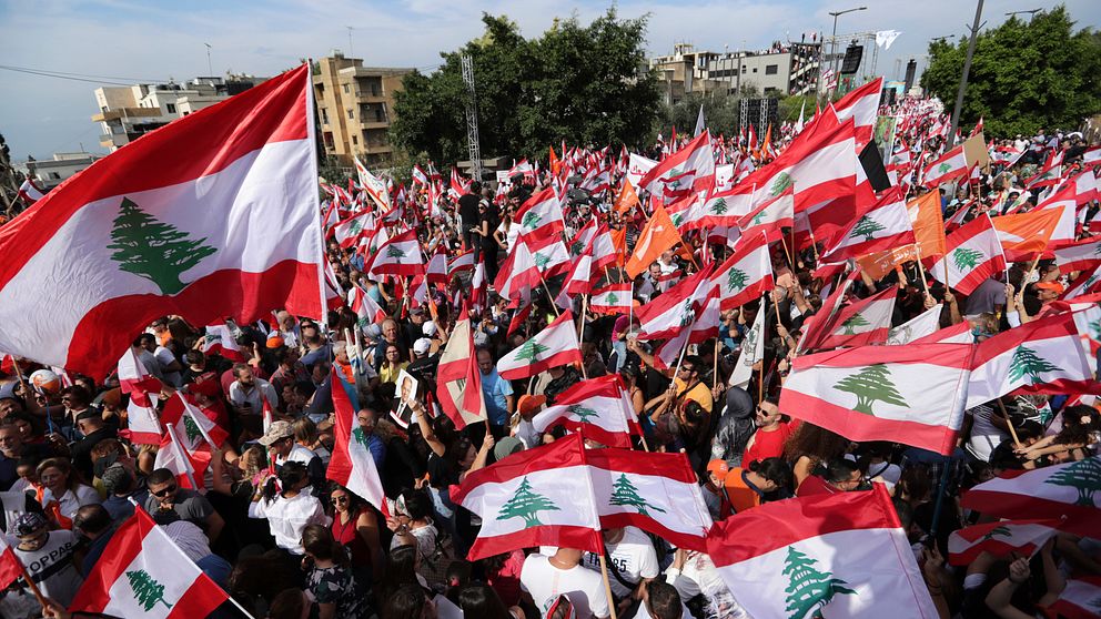 Demonstranter protesterar i närheten av presidentpalatset i Beirut den 3 november 2019.