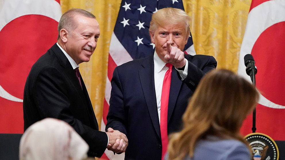 Turkiets president Recep Tayyip Erdogan skakar hand med USA:s president Donald Trump.